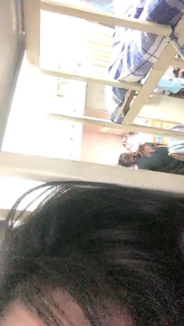 真實大學女生寢室，室友刷綜藝，學生妹床上摳穴