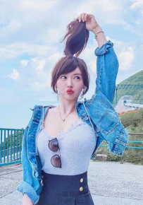 不知道為什麼以前沒注意到她的胸部